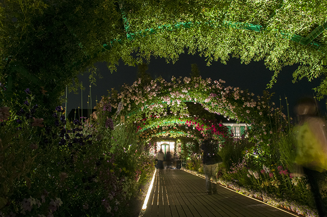 浜名湖ガーデンパーク 花美の庭 ライトアップ 光と庭の夜想曲 照明器具のマックスレイ ウシオライティング 製品サイト