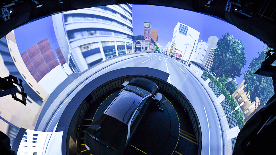 一般財団法人 日本自動車研究所　全方位視野ドライビングシミュレータ―